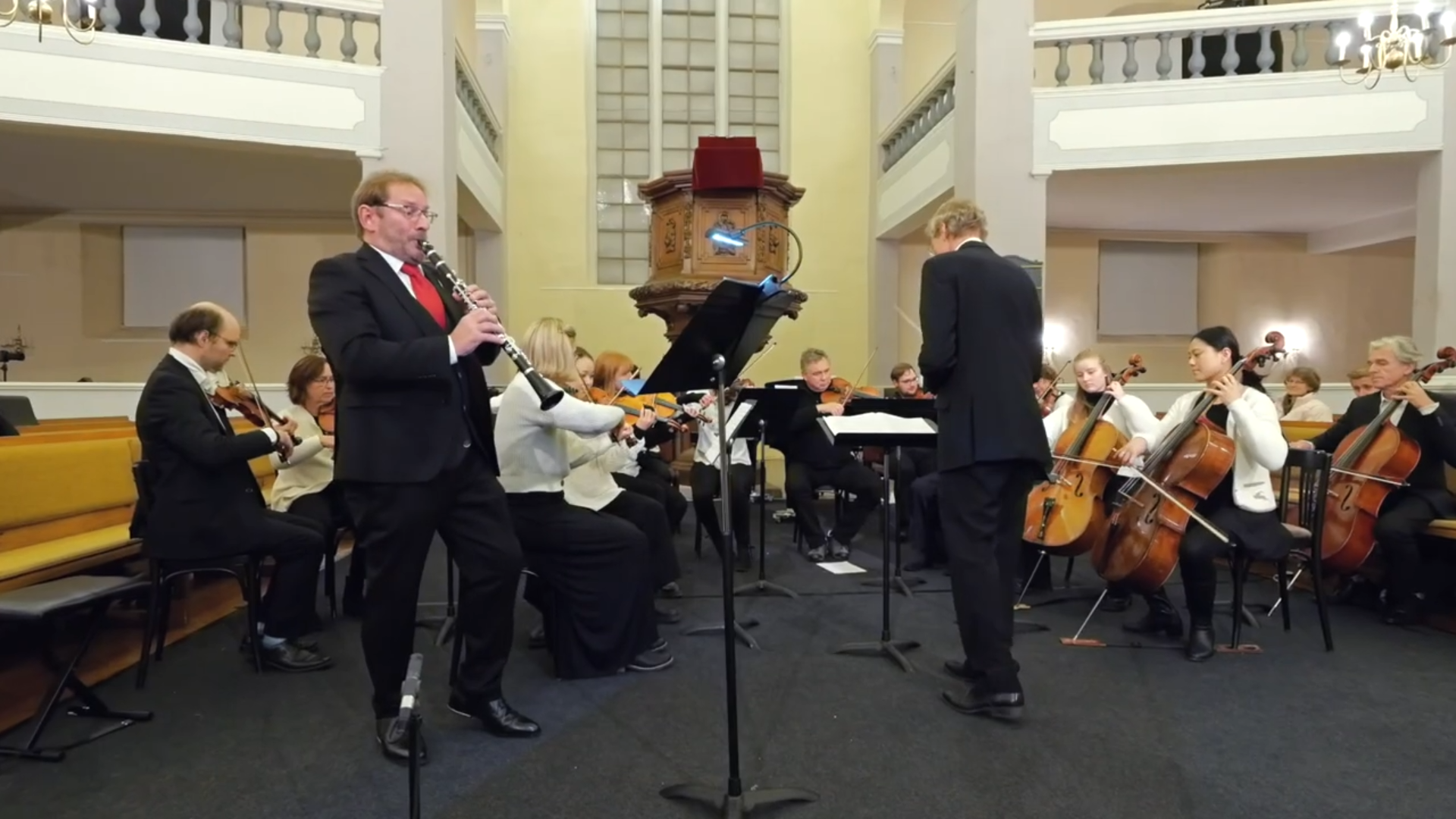 Ein Kammerorchester mit Klarinettist
