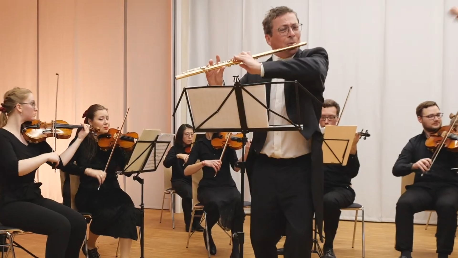 Ein männlicher Querflötist