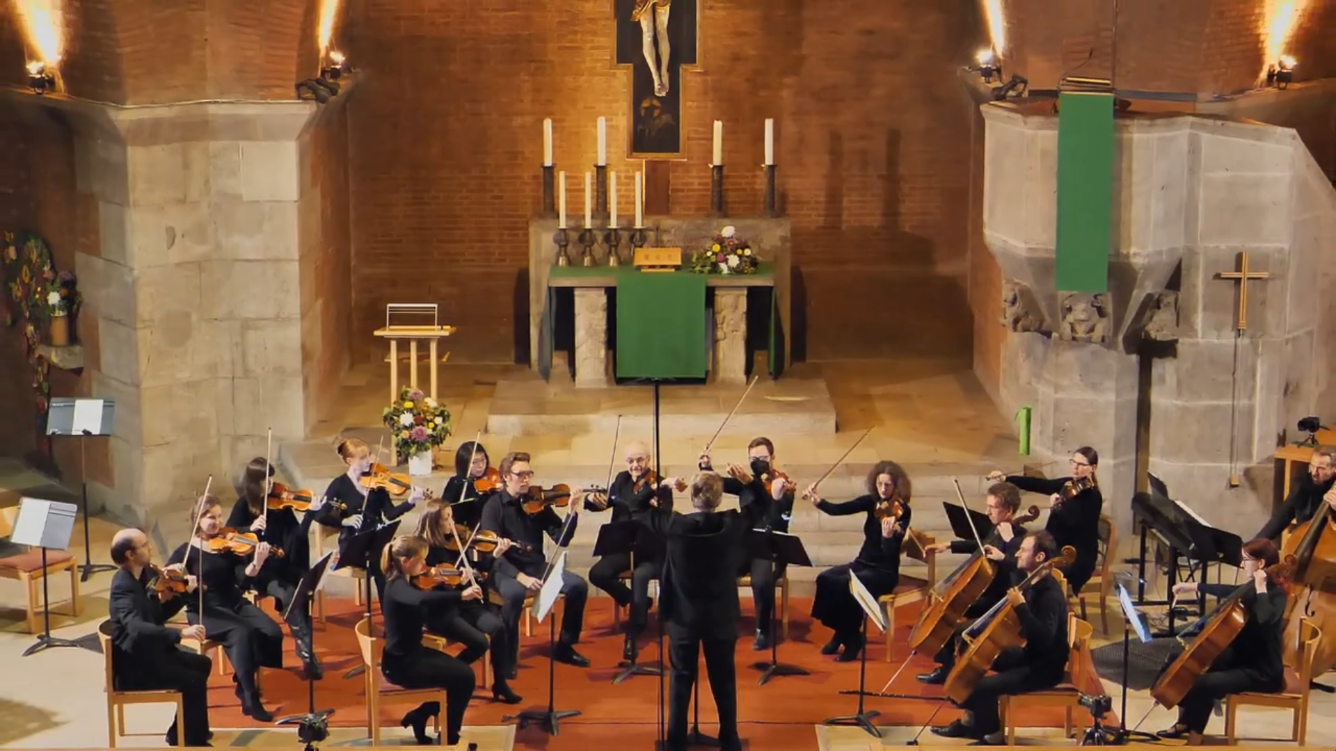 Ein Kammerorchester in einer Kirche